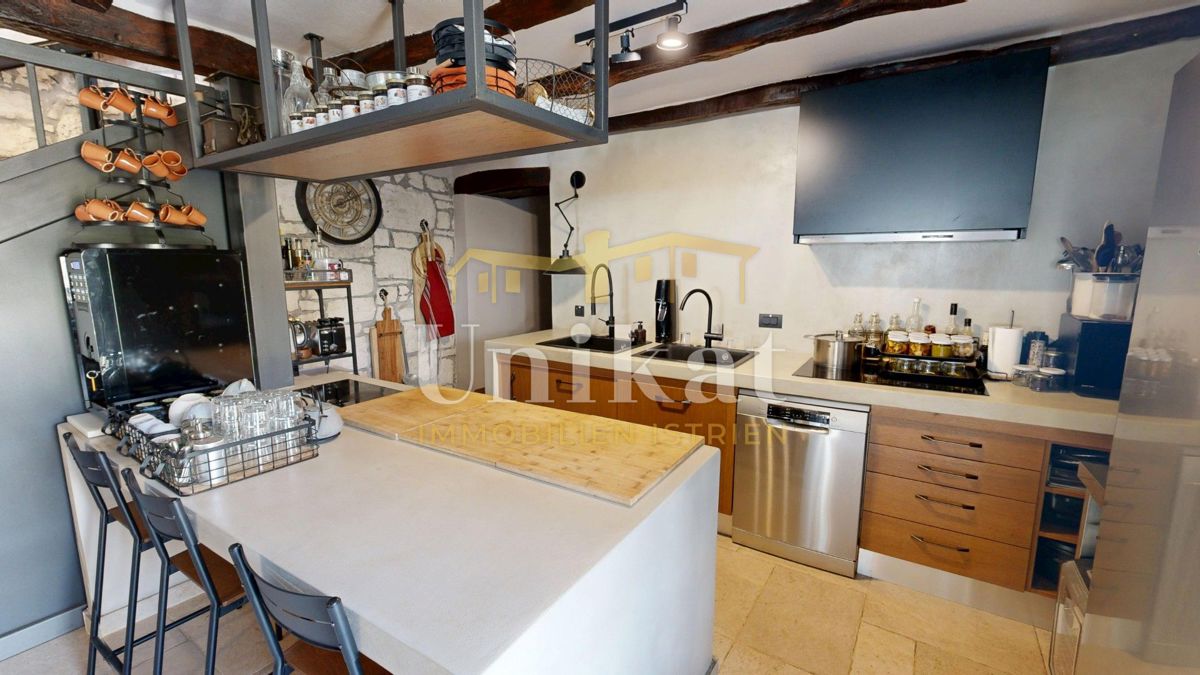 Čudovita posest z dvema kamnitima hišama in bazenom